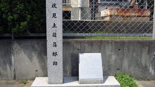 ひっそりと建っている。