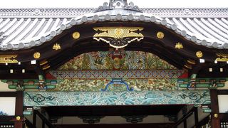 装飾が美しい拝殿と本殿。