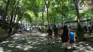 ニューヨーク市立図書館の裏にある街中の憩いの場