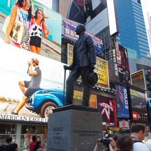 タイムズスクエアーにあるジョージ・M・コーハンの像