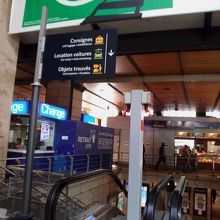 このエスカレーターを降りるとコインロッカーがあります