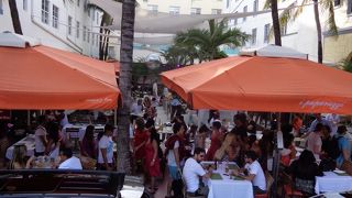 おしゃな建物、すごい人。。