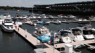 雰囲気よく、お散歩にもびったり。港からクルーズも楽しめます。