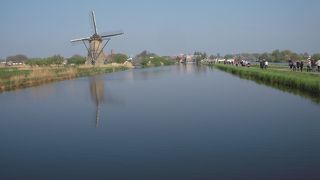 １９基の風車が並ぶ、古き良きオランダの田園風景です。