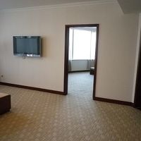 手前がリビング、奥が寝室、右手が広い浴室