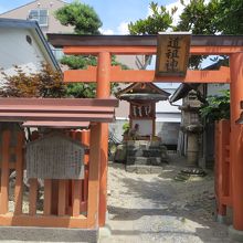 素朴な街中の神社。