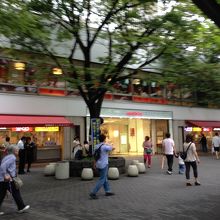 ここは宝くじ売場