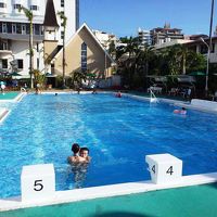 庭のプール。フロントのいいかげんな案内が残念だ