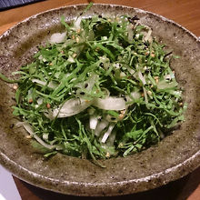 にが菜とそば茶のサラダ。苦味が意外とくせになるお味。