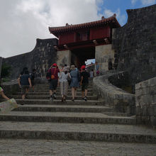 歓会門をくぐるとお次は瑞泉門が見えてくる。門ばっかりやん！