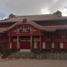 首里城は、琉球王国の政治・外交・文化の中心だったそうです。