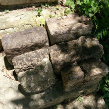 これが香炉で、場内の6カ所のイビ（神域）の分身なんだって。