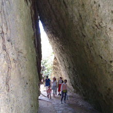 三庫裏（さんぐーい）。地震の断層のズレからできたらしい。