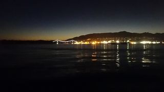 夜の鎖橋はとてもきれい、次回は歩いて渡りたい。