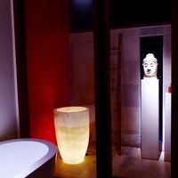 夜は怪しくライトアップ