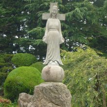 庭園には「マリア像」の石像があります。