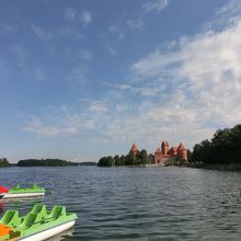 　貸しボートもあります。勝手に泳いでいるおじいさんも！