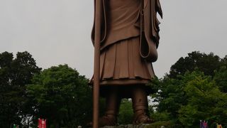 東洋一の弘法大使像がある