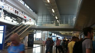 小さな空港ですが新しくて綺麗です