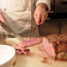 切り分けてくれるが、肉質が硬くてがっかり