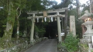 早朝の静かな祟道神社