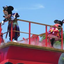 ミッキーもミニーも水鉄砲で攻撃