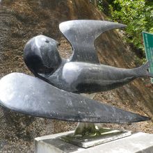 橋に燕のオブジェがあります