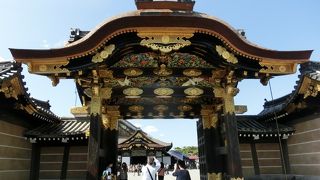 綺麗な門にうっとりします