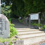 苔むした石畳の古道は薩軍がが西南の役の際に熊本に向かって通った道