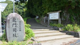 苔むした石畳の古道は薩軍がが西南の役の際に熊本に向かって通った道