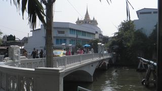 センセーブ運河に架かる橋