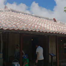 沖縄らしいこの建物。ここでおそばを頂きます。