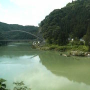 福島の山あいを磐越西線に沿って流れる川