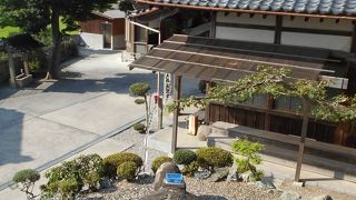 まるは食堂旅館の近くにある「お亀さん」