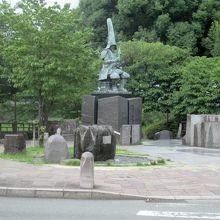 …そこに像が建てられています