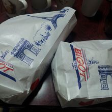 紙袋のレトロなマークが可愛い