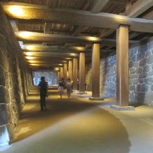 これが御殿地下にある「闇り通路」です