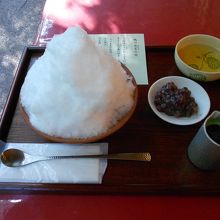 氷と抹茶と小豆は別々の器に入ってきます