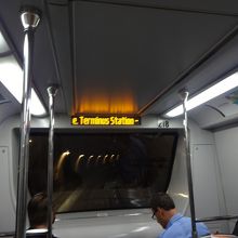 行き先は電光掲示でわかる。