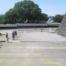 二の丸から三の丸に向かいます