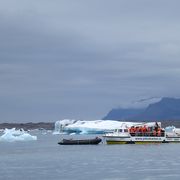水陸両用車で氷河湖を巡る