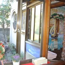 ステンドグラスとモザイク画