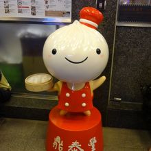 店頭にはこんな人形も