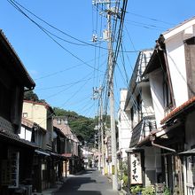 温泉街を見通す