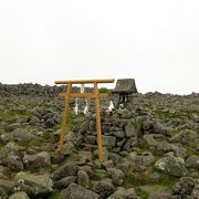 峻険な参道の果てに