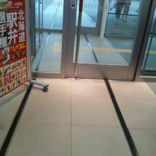 駅舎内にも線路跡が伸びていて,,,