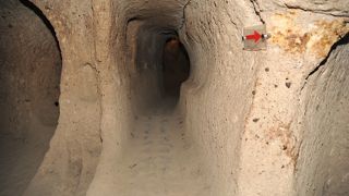 驚きの地下住居