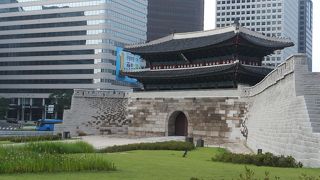 崇礼門（南大門）横の市民の憩いの広場 