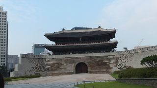 放火から５年。再建なった南大門は美しい。