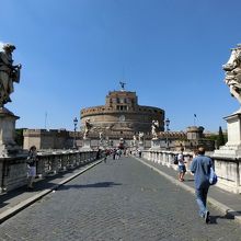 サンタンジェロ城と橋を一緒に撮った写真はおなじみ。